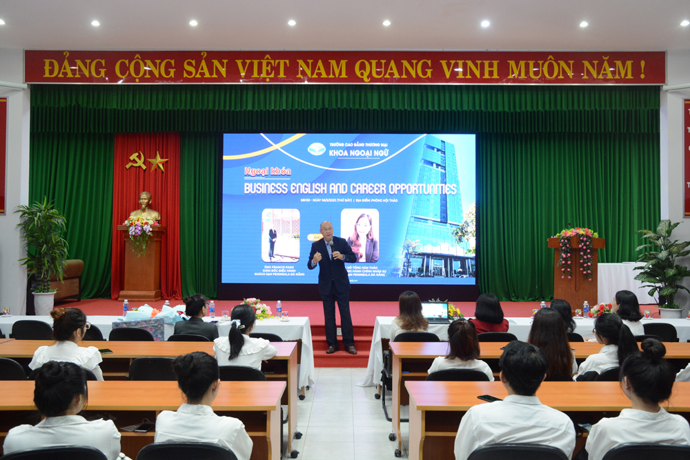 Sinh viên ngành Tiếng Anh thương mại giao lưu cùng Giám đốc điều hành Khách sạn Peninsula Đà Nẵng