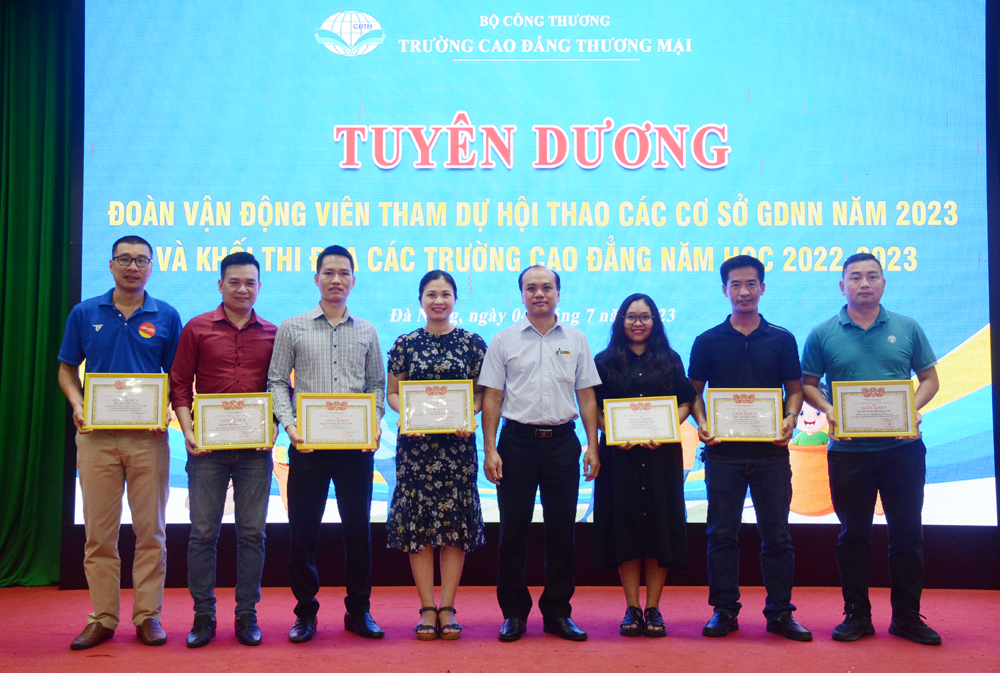 Gặp mặt viên chức, người lao động trước khi nghỉ hè năm 2023