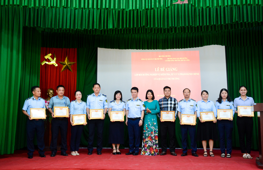 Bế giảng Lớp bồi dưỡng về các biện pháp nghiệp vụ và công tác phối hợp của QLTT