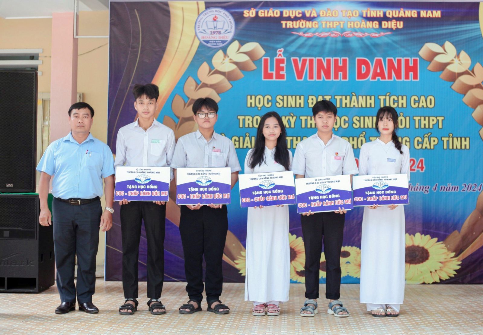 Trường Cao đẳng Thương mại trao tặng 10 suất học bổng “COC - Chắp cánh ước mơ”