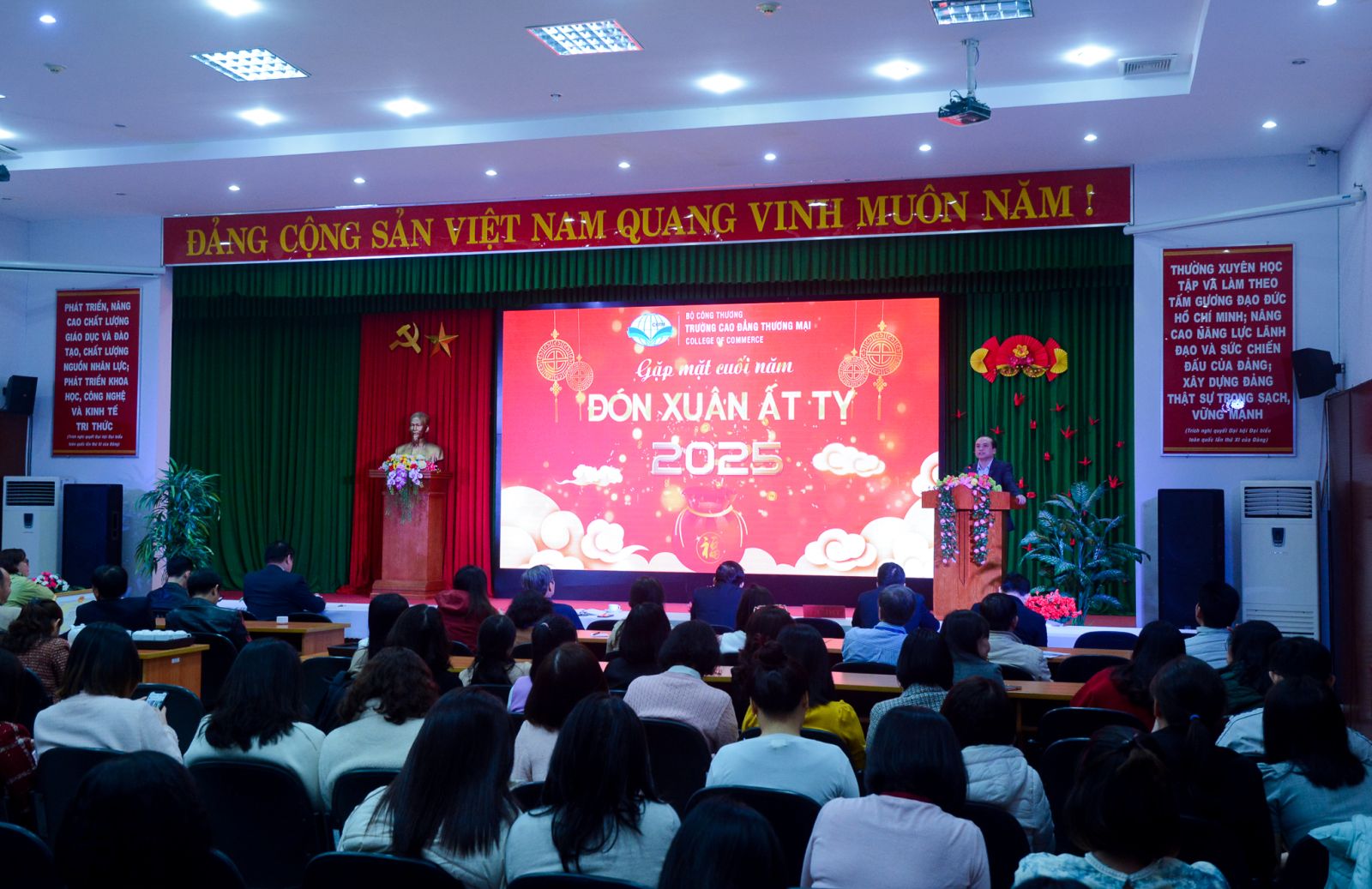 GẶP MẶT CÁN BỘ, GIẢNG VIÊN, NGƯỜI LAO ĐỘNG TRƯỚC THỀM XUÂN ẤT TỴ