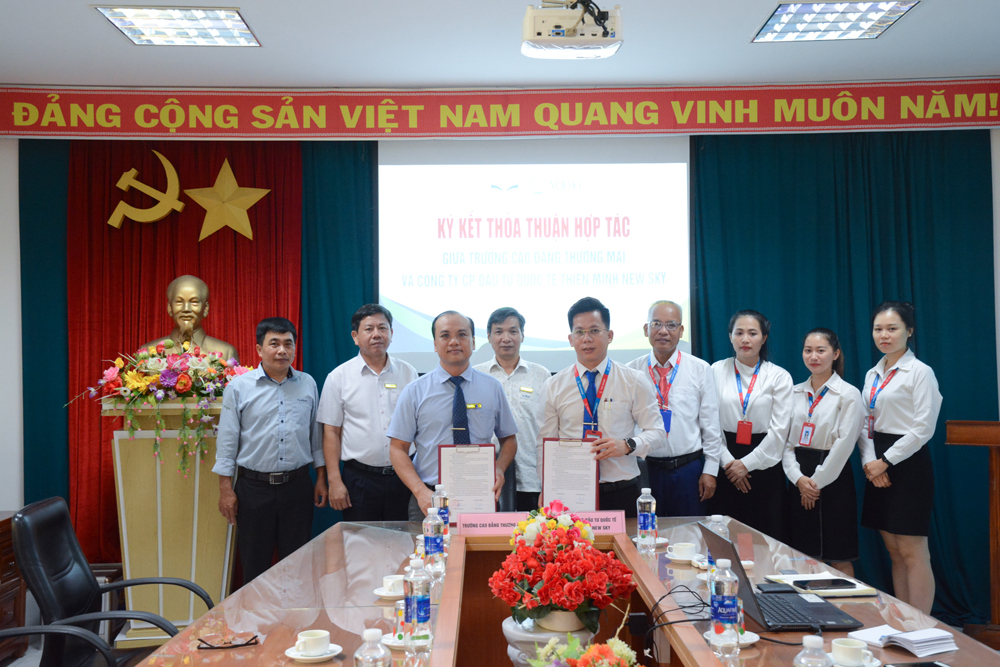 Trường Cao đẳng Thương mại ký hợp tác với Công ty CP Đầu tư Quốc tế Thiên Minh New Sky