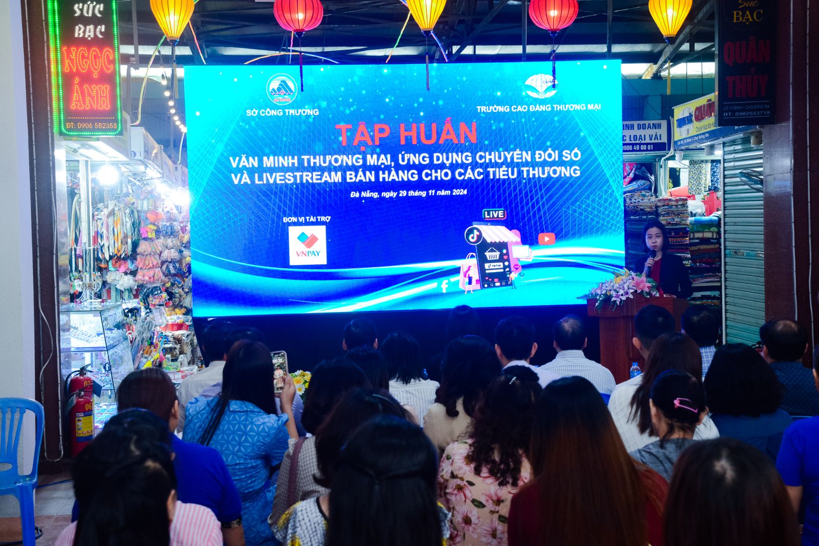 Nâng cao kỹ năng bán hàng trong thời đại số cùng tiểu thương chợ Đống Đa