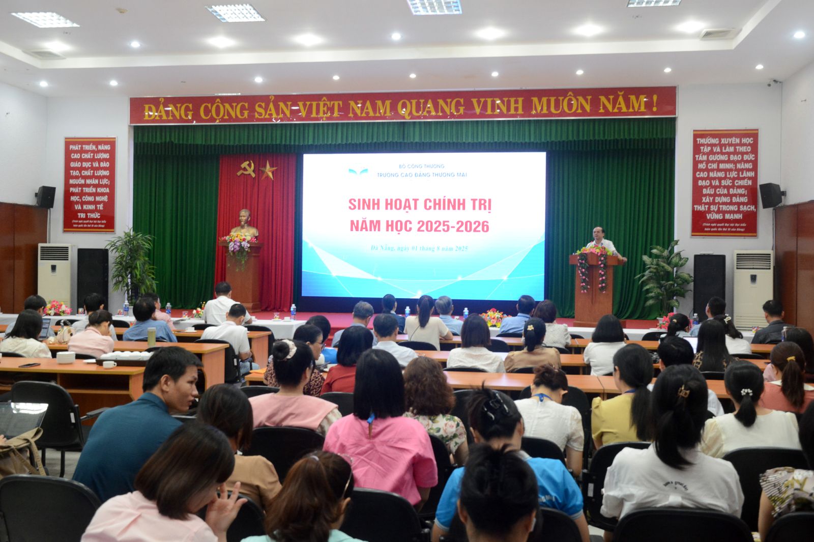 Trường Cao đẳng Thương mại sinh hoạt chính trị và gặp mặt đầu năm học 2025 - 2026