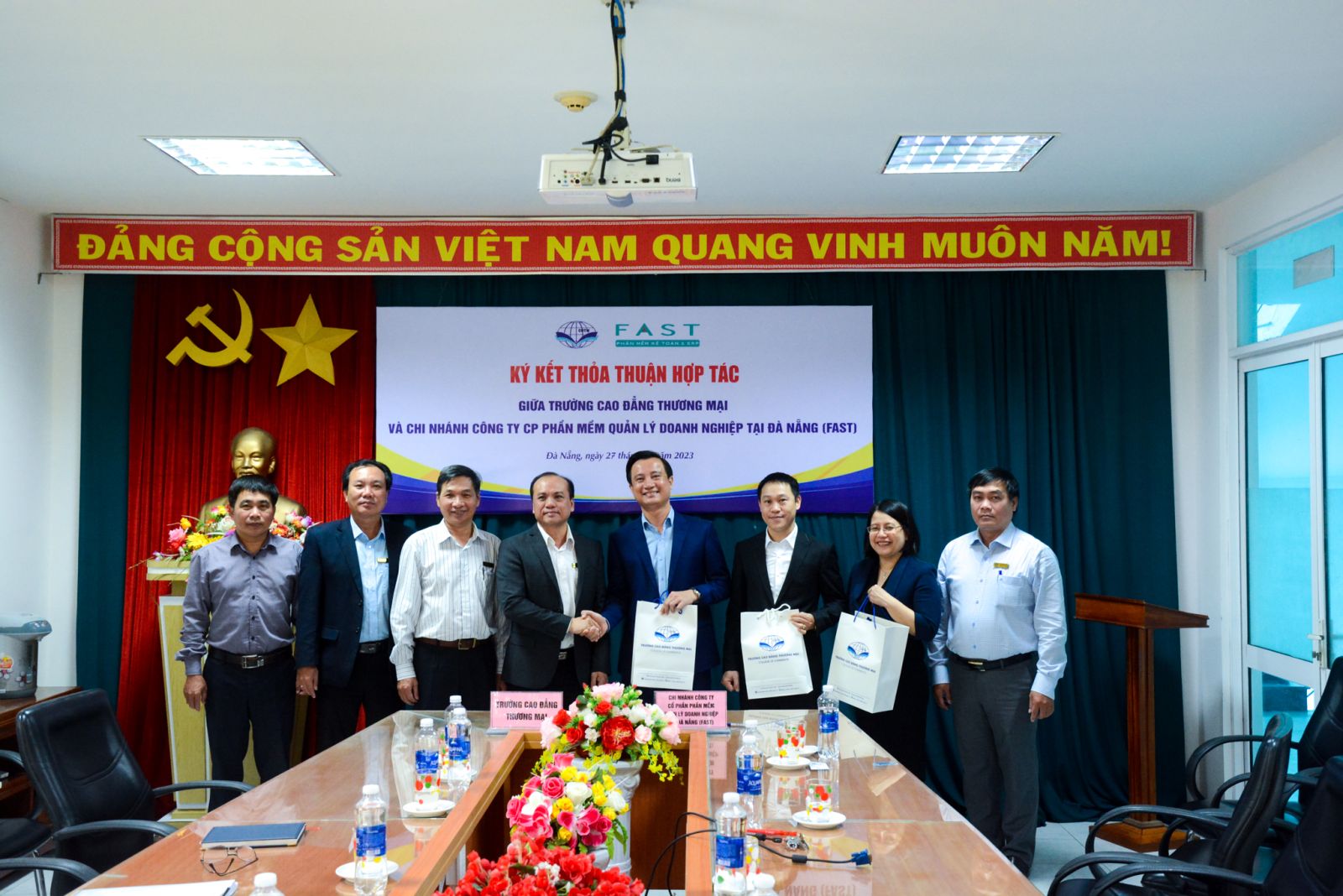 Trường Cao đẳng Thương mại (COC) ký hợp tác với Chi nhánh Công ty Cổ phần Phần mềm Quản lý doanh nghiệp tại Đà Nẵng (FAST)