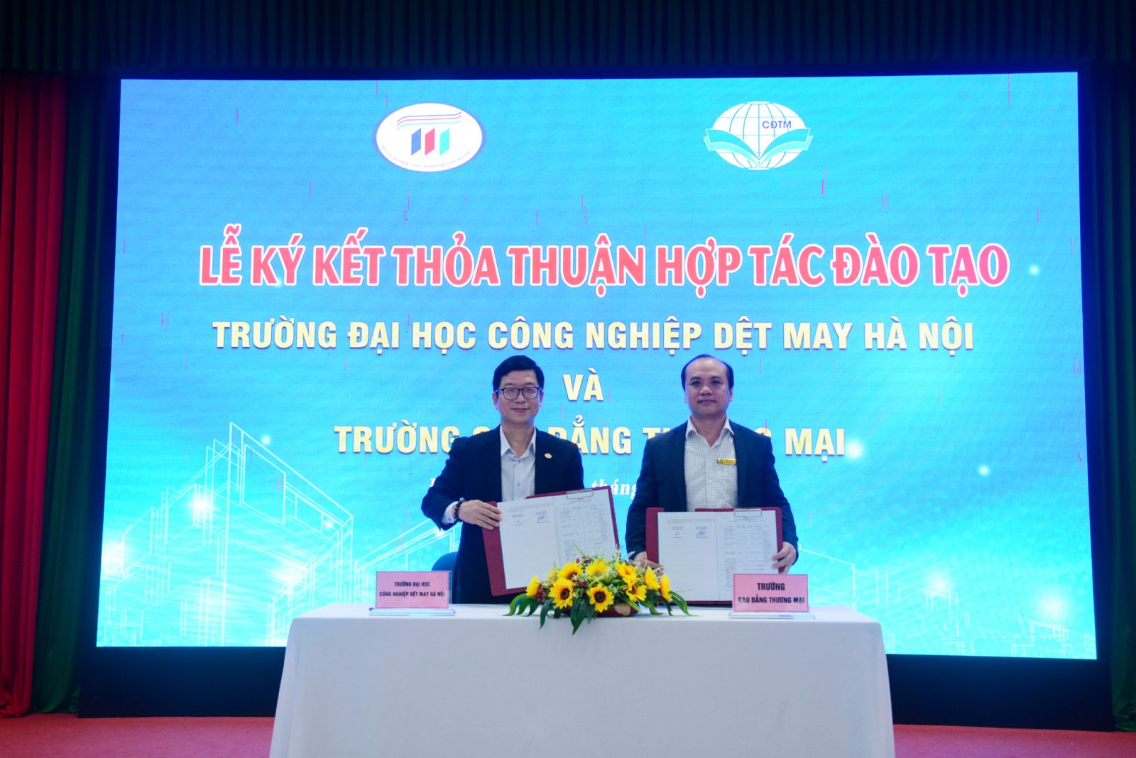 Trường Cao đẳng Thương mại ký hợp tác đào tạo với Trường Đại học Công nghiệp Dệt May Hà Nội
