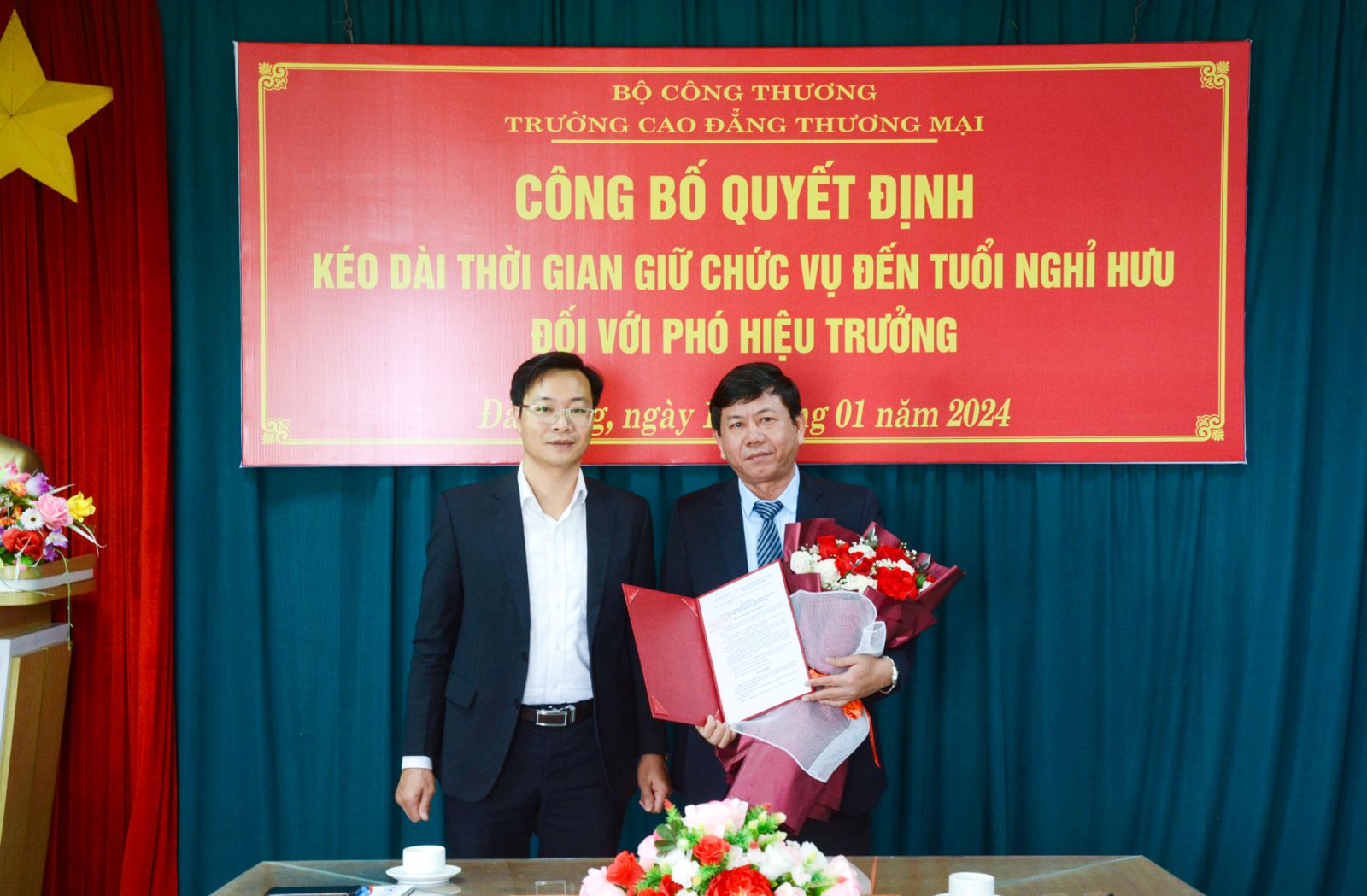 Công bố quyết định kéo dài thời gian giữ chức vụ đến tuổi nghỉ hưu đối với Phó Hiệu trưởng