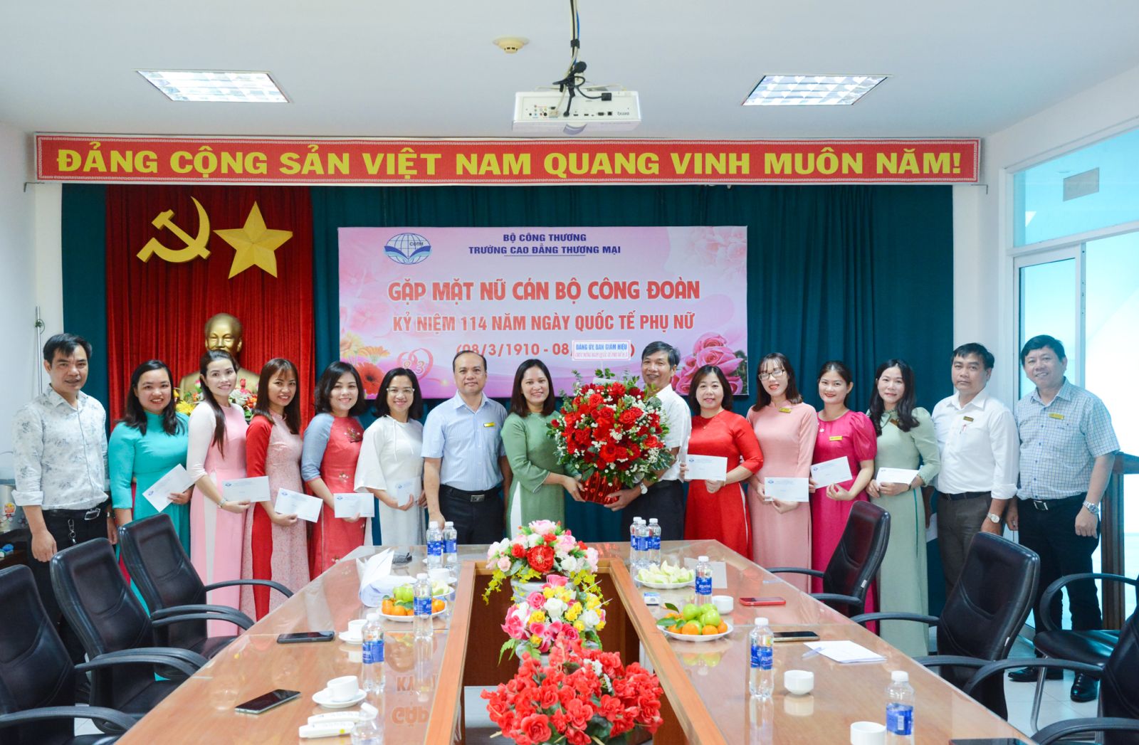 Gặp mặt nữ cán bộ công đoàn nhân kỷ niệm 114 năm Ngày Quốc tế phụ nữ 8/3