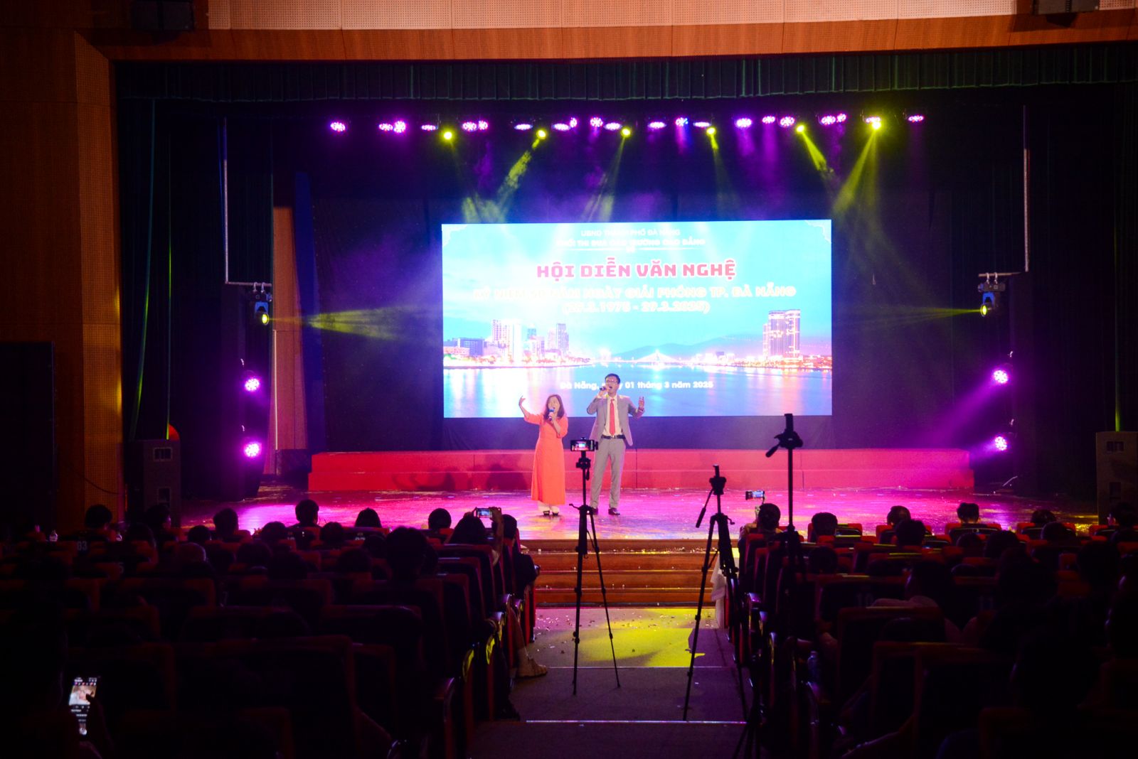 Đội văn nghệ Trường Cao đẳng Thương mại xuất sắc đạt 02 giải C cá nhân và giải khuyến khích toàn đoàn