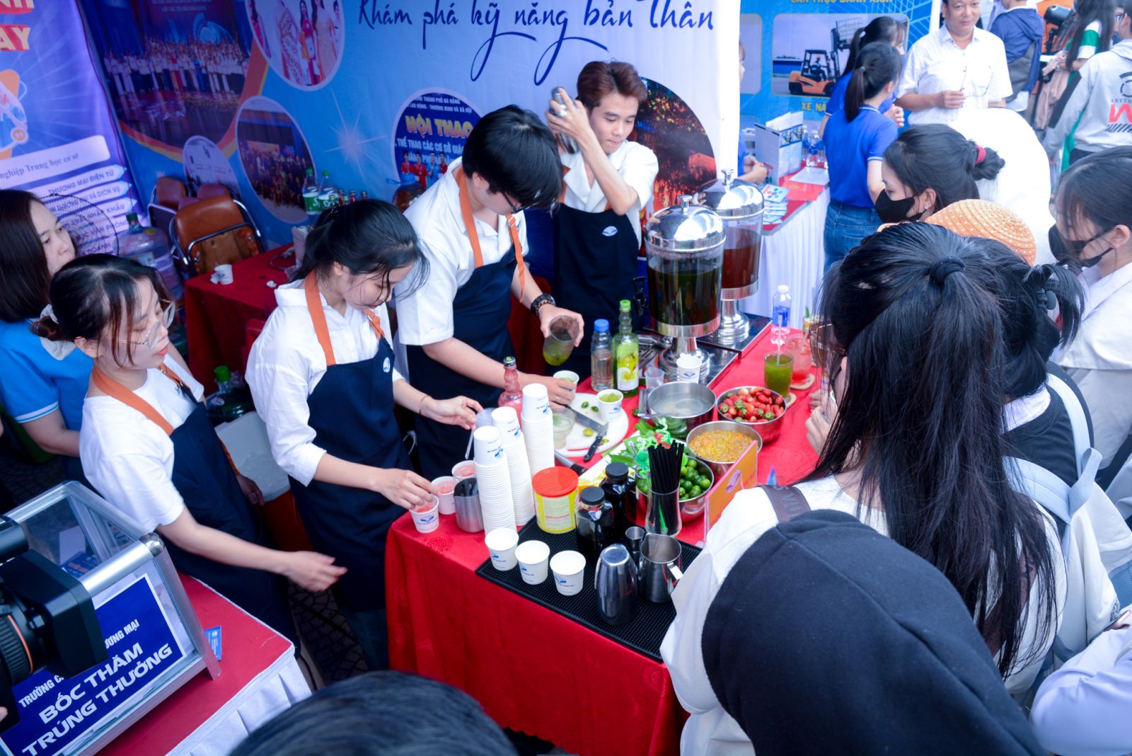 Sôi động tại gian hàng tư vấn của Trường Cao đẳng Thương mại