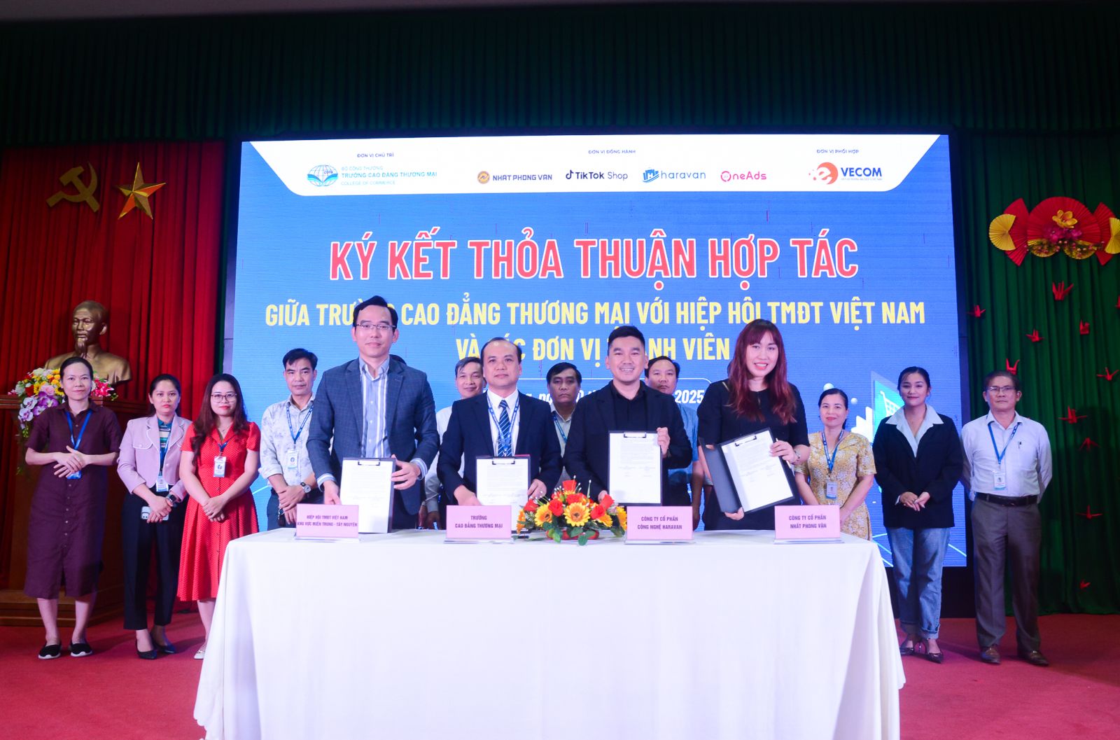 THÚC ĐẨY HỢP TÁC GIỮA TRƯỜNG CAO ĐẲNG THƯƠNG MẠI VỚI HIỆP HỘI THƯƠNG MẠI ĐIỆN TỬ VIỆT NAM (VECOM) VÀ CÁC ĐƠN VỊ THÀNH VIÊN