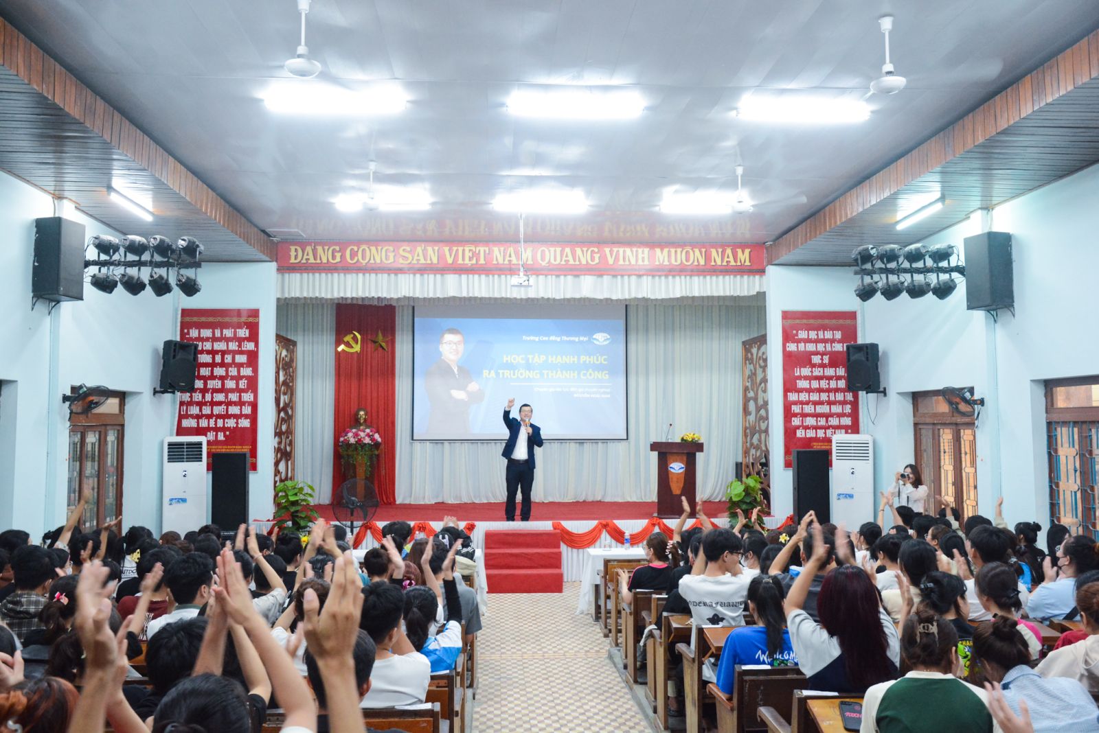 Hơn 300 HSSV cháy cùng talkshow “Học tập hạnh phúc, ra trường thành công”