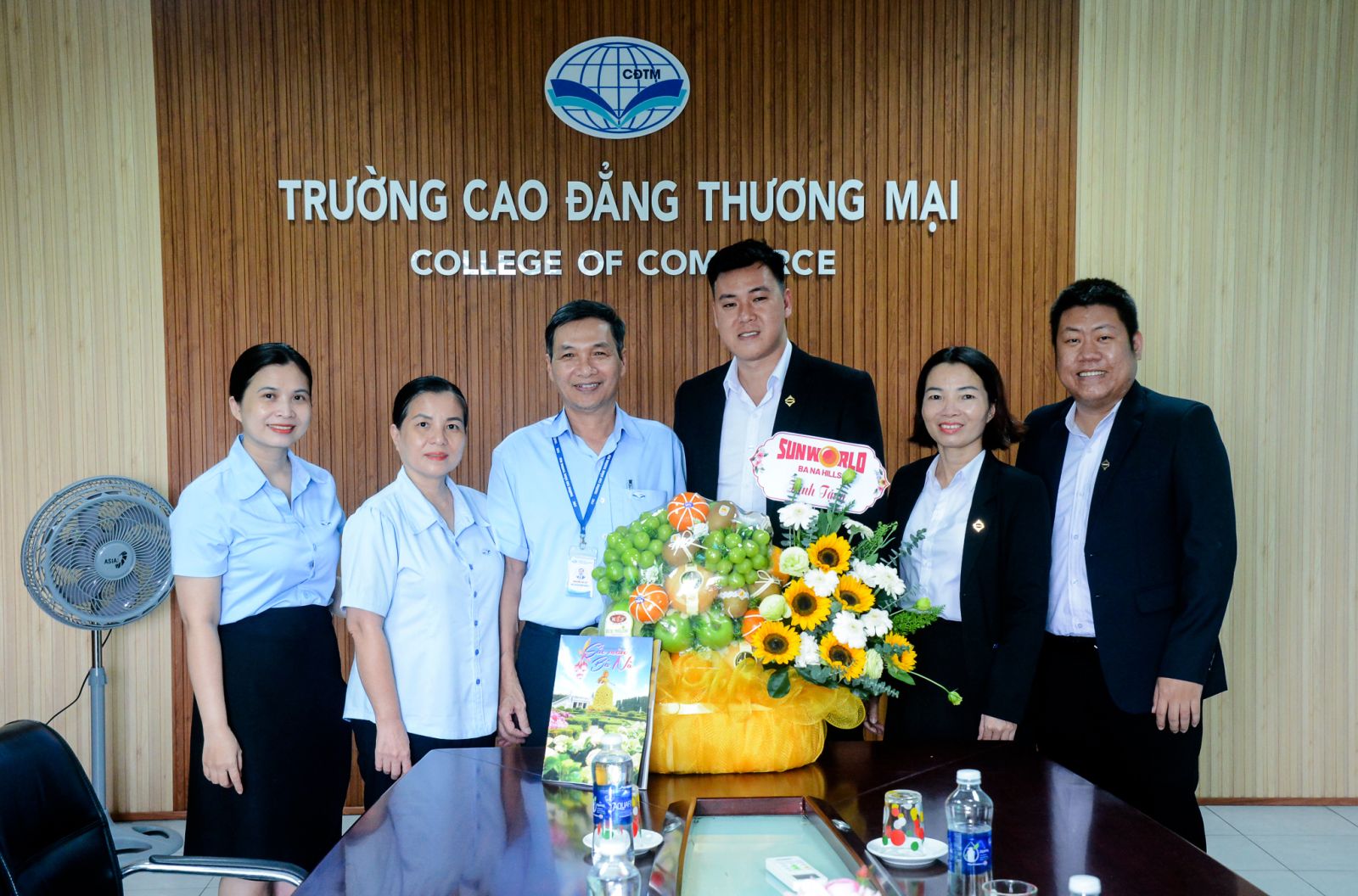 LÃNH ĐẠO NHÀ TRƯỜNG TIẾP ĐÓN CÔNG TY CỔ PHẦN DỊCH VỤ CÁP TREO BÀ NÀ ĐẾN THĂM, CHÚC MỪNG NGÀY NHÀ GIÁO VIỆT NAM 20/11