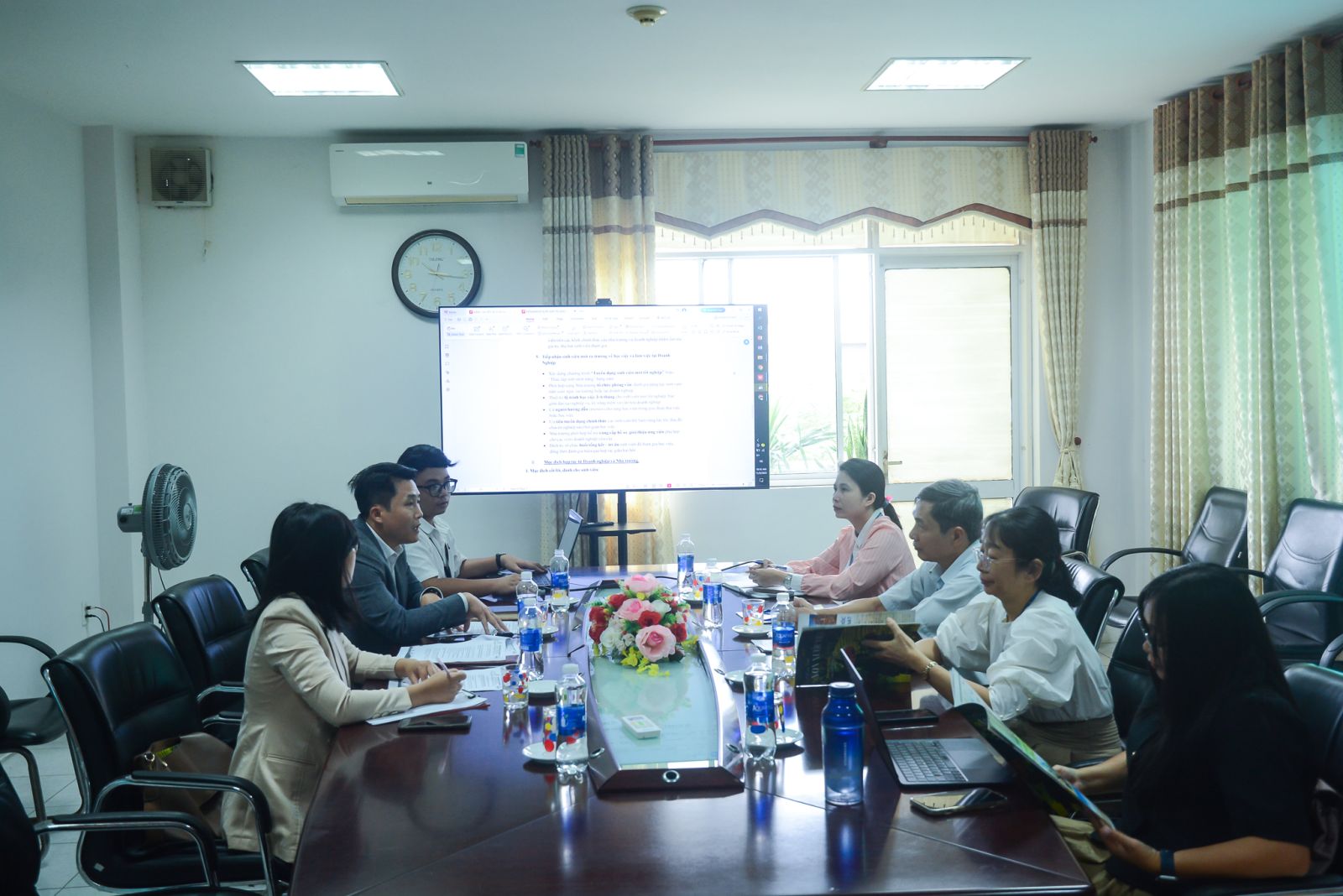 TRƯỜNG CAO ĐẲNG THƯƠNG MẠI TRAO ĐỔI HỢP TÁC VỚI CÔNG TY NON NƯỚC VIỆT TRAVEL