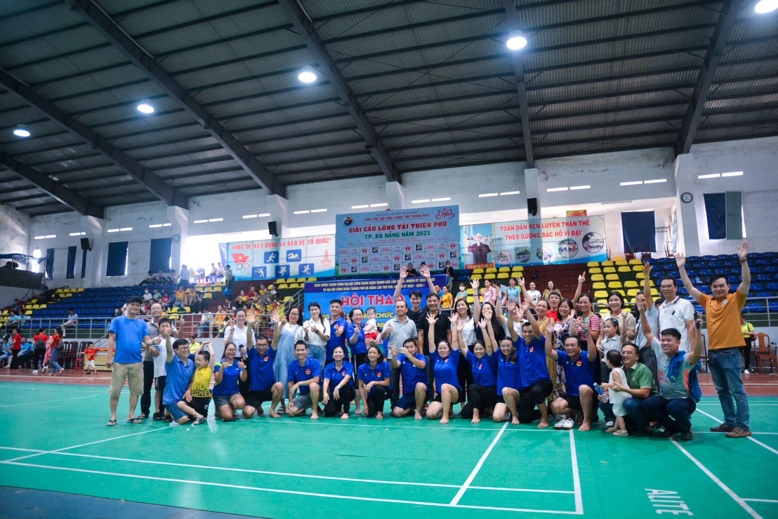 Trường Cao đẳng Thương mại vô địch môn kéo co nam nữ