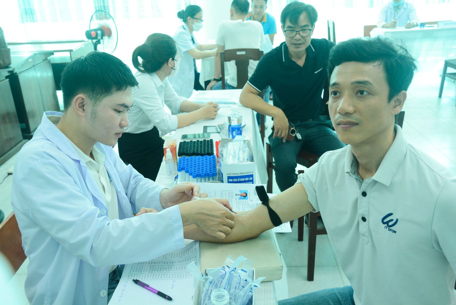 Trường Cao đẳng Thương mại tổ chức khám sức khỏe cho toàn bộ CBVC-NLĐ