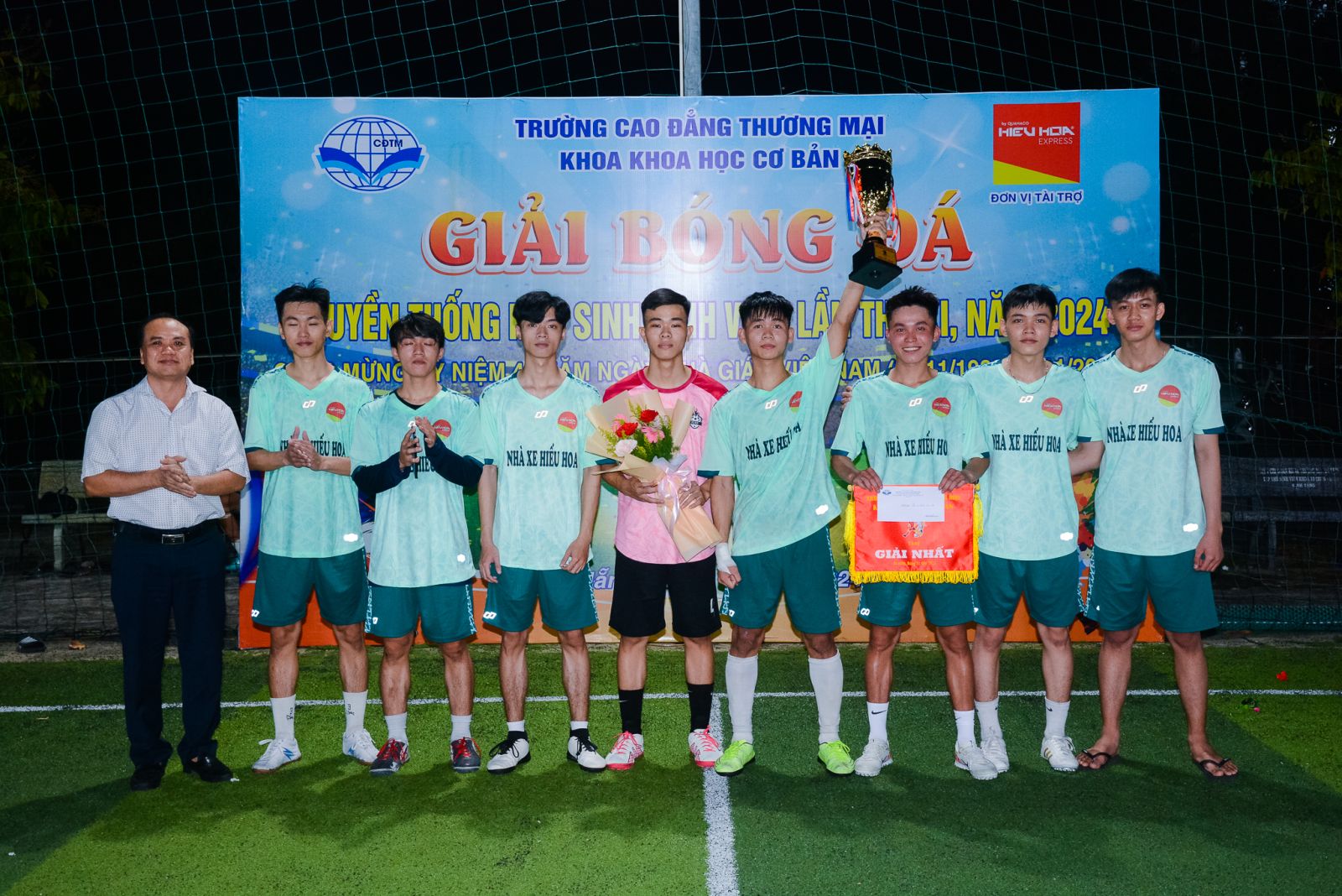 Thêm một mùa giải bóng đá học sinh, sinh viên sôi động tại Cao đẳng Thương mại đã thành công tốt đẹp